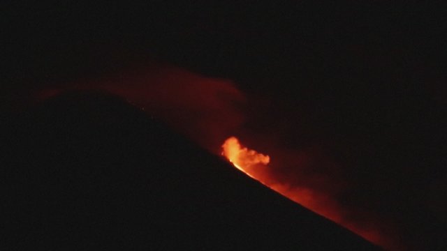 Gvatemaloje išsiveržė vienas aktyviausių – Pakajos ugnikalnis: pamatykite, kaip jis spjaudosi lava