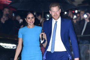 Po žiaurių padėjėjų kaltinimų nėščiai M. Markle prabilo jos draugai: „Kaip su ja elgiasi karališkieji rūmai?“