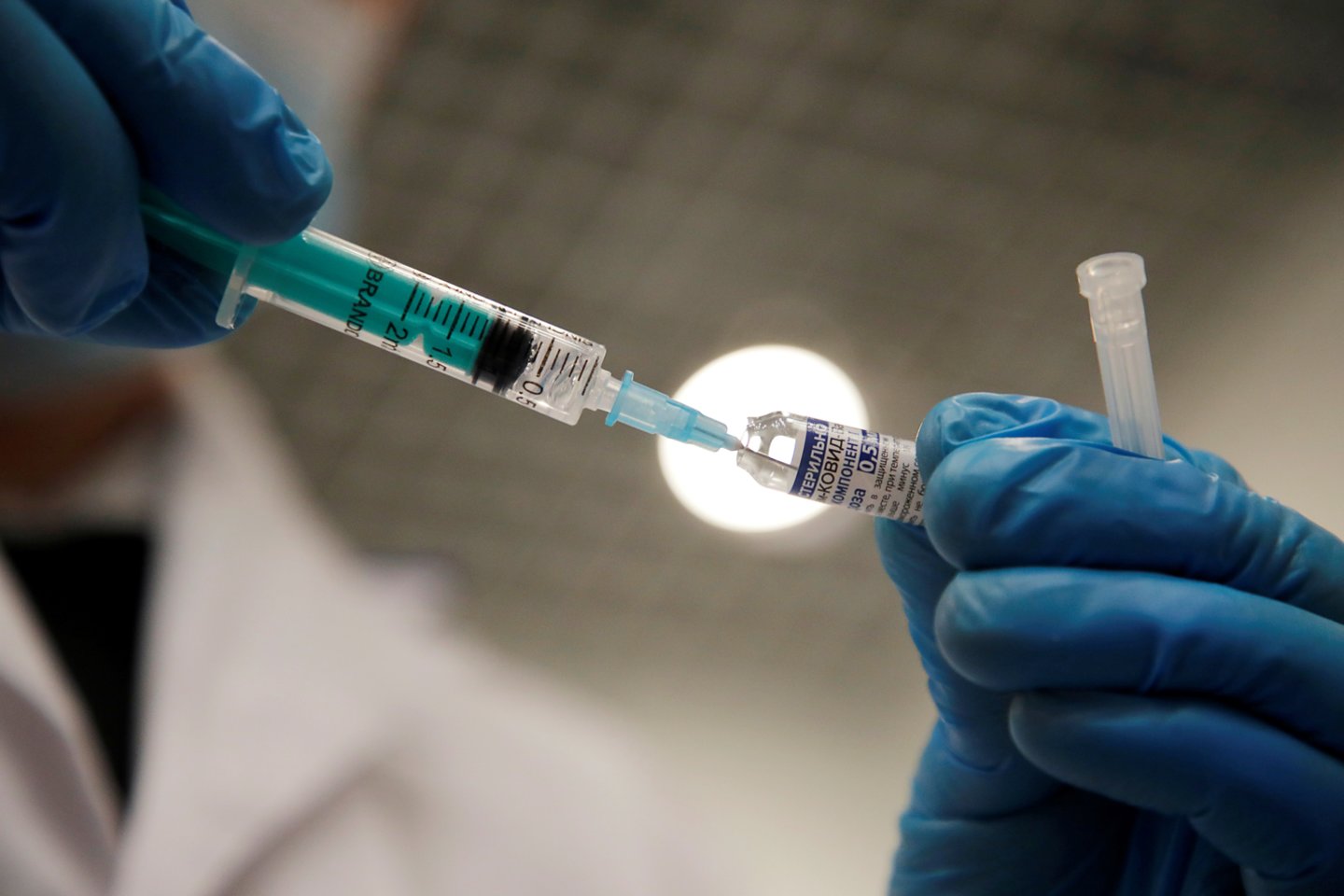 Profesorius ragina normalios organizmo reakcijos į vakciną nelaikyti jos šalutiniu poveikiu.<br>Reuters/Scanpix nuotr.