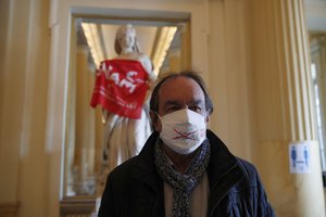 Darbo neturintys prancūzų kultūros darbuotojai užėmė Paryžiaus teatrą