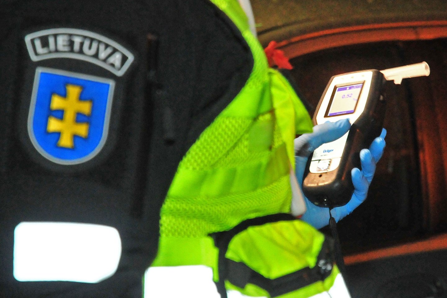 Klaipėdos apskrities Kelių policijos pareigūnai uostamiestyje tikrino vairuotojų blaivumą.<br>A.Vaitkevičiaus nuotr.