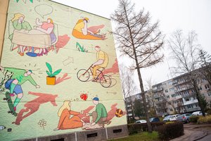 Ant daugiaaukščio sienos nugulė priminimas apie kasdienius džiaugsmus