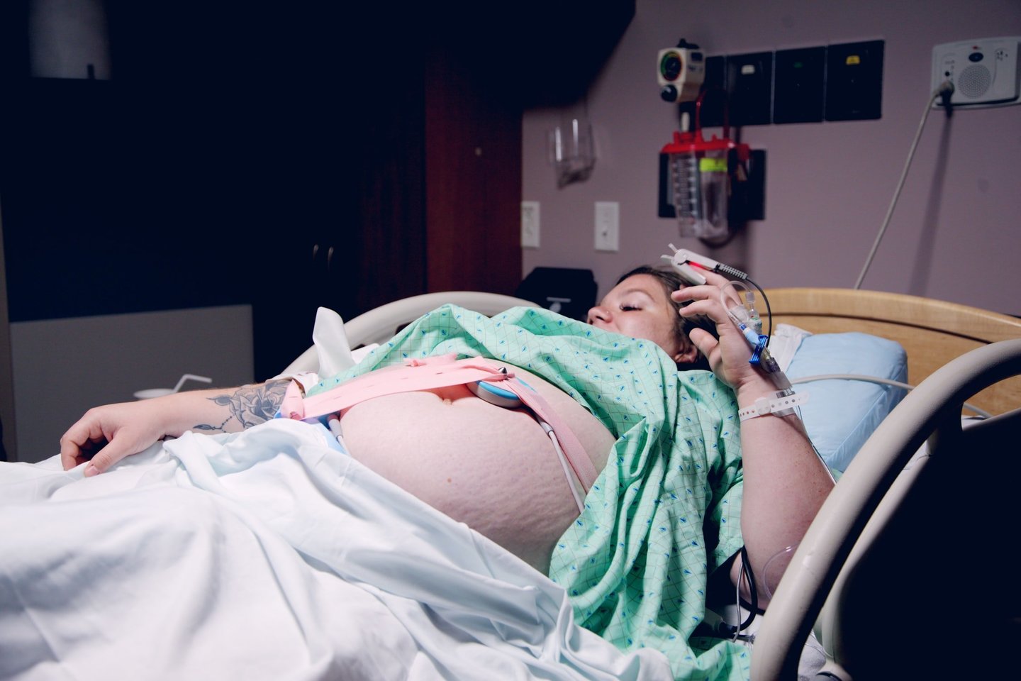 Mitai apie gimdymą dažniausiai gimsta iš neigiamų kitų mamų patirčių.<br>„Unsplash“ nuotr.