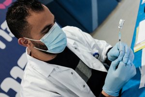 Interviu „Lietuvos rytui“ Izraelio ministras atskleidė paslaptį: pagal skiepijimą pirmaujanti šalis susidūrė su netikėta kliūtimi