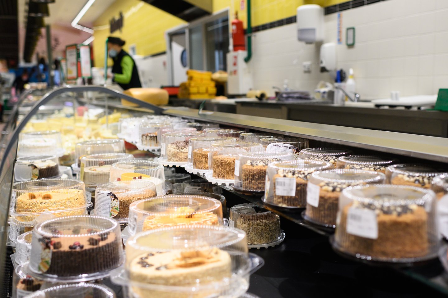 „Norfos“ parduotuvėse tortų ir kitų konditerijos gaminių randa tiek tradicinių, tiek naujoviškų skanėstų gerbėjai.<br>V.Skaraičio nuotr.
