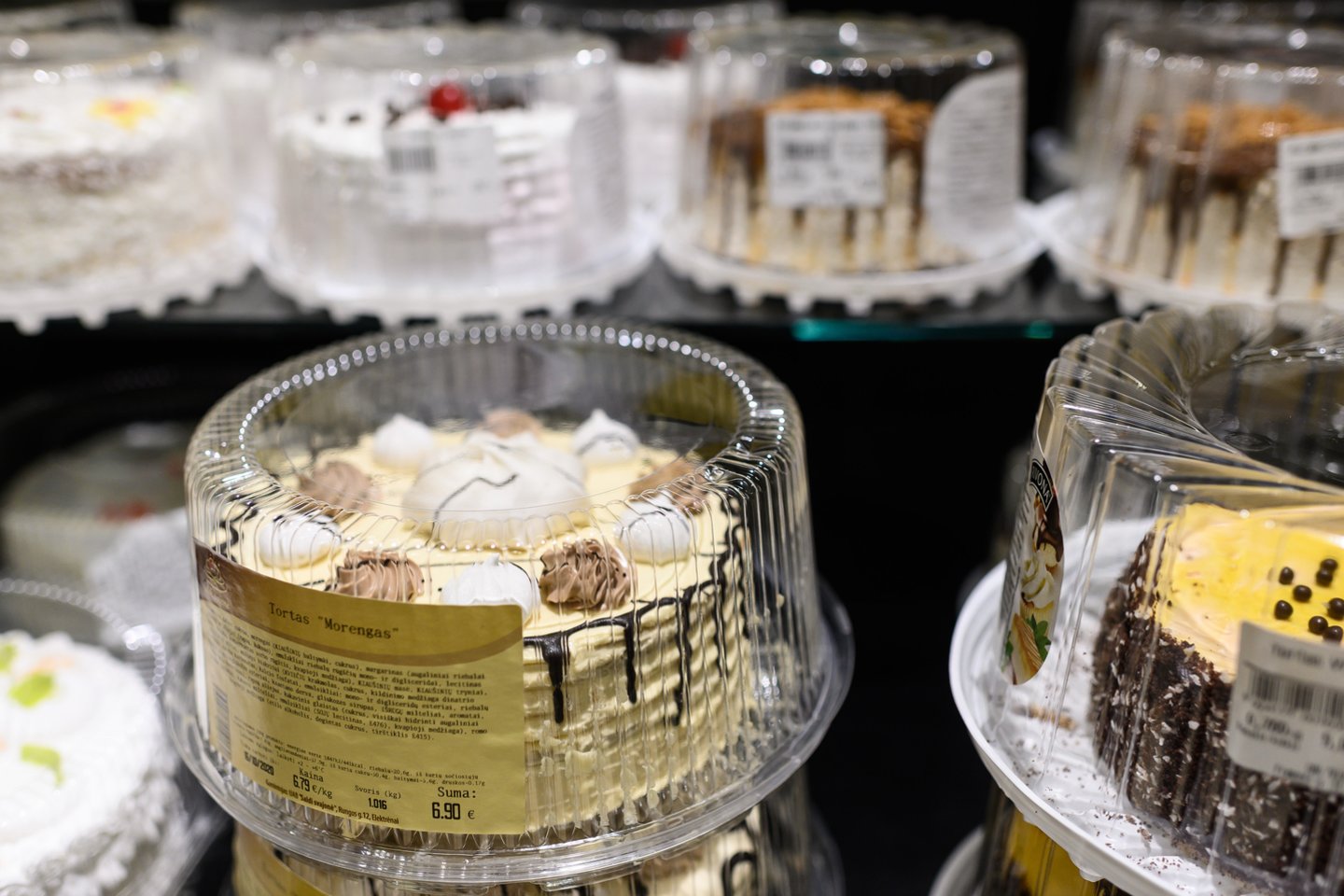 „Norfos“ parduotuvėse tortų ir kitų konditerijos gaminių randa tiek tradicinių, tiek naujoviškų skanėstų gerbėjai.<br>V.Skaraičio nuotr.