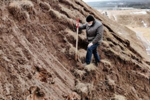 Dėl atlydžio Kernavės piliakalnyje atsivėrė nuošliaužų juostos