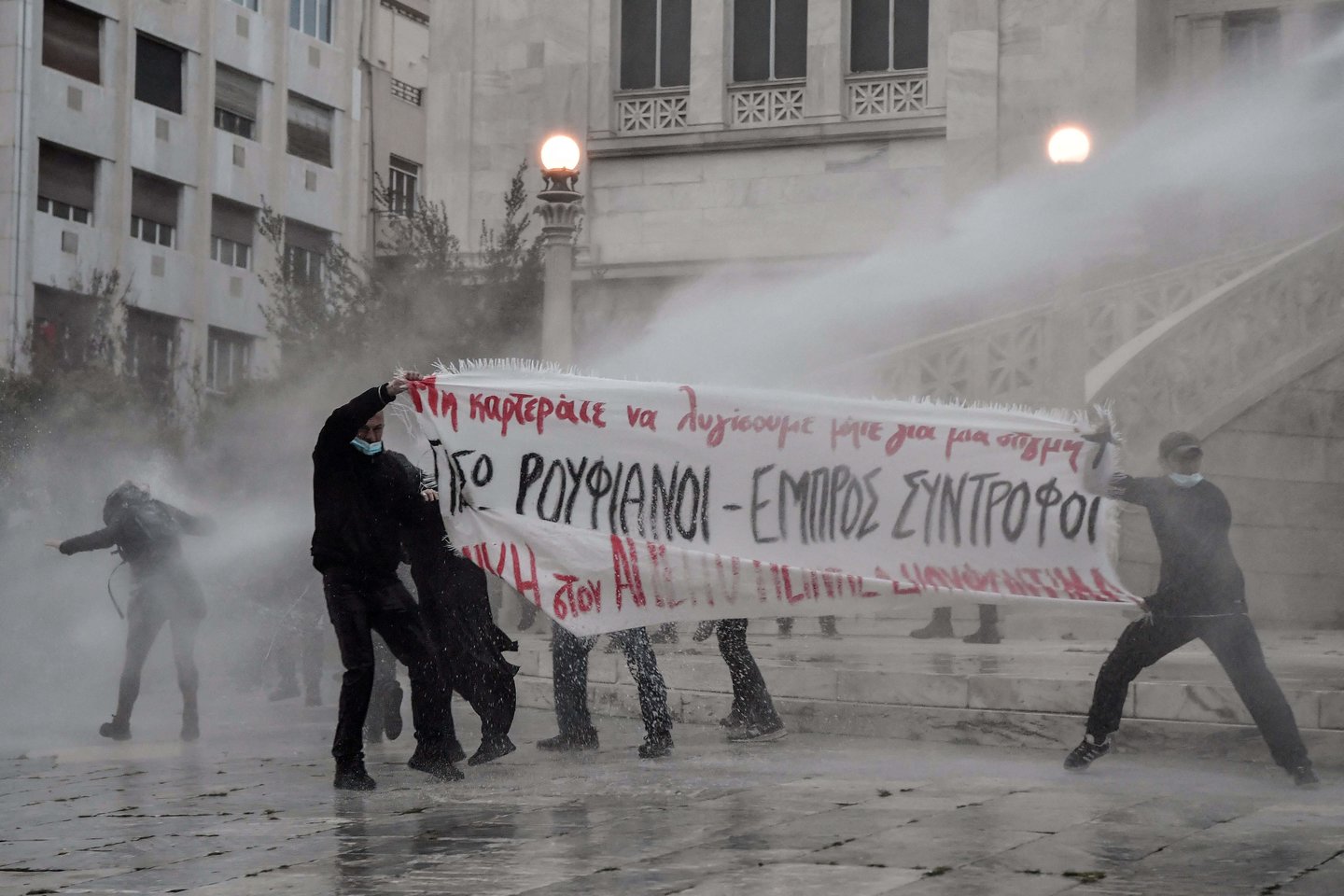 Per pastarąsias porą savaičių Graikijoje reguliariai vyko protestai solidarizuojantis su D. Kufodinu.<br>AFP/Scanpix nuotr.