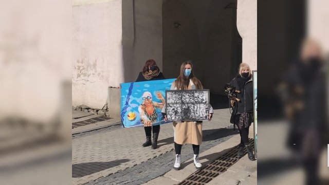 Neįprastas menininkų protestas Vilniuje: „Einančioje parodoje“ prašė peržiūrėti karantino sąlygas