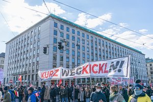 Vienoje prieš karantiną protestavo tūkstančiai žmonių