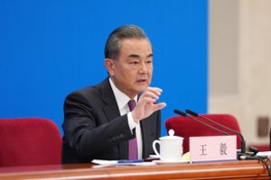 Kinijos užsienio reikalų ministras: siūlomos Honkongo reformos „yra protingos“