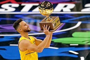 NBA tritaškių konkurse S. Curry triumfavo paskutiniuoju metimu, lygos „Oro karaliumi“ tapo A. Simonsas