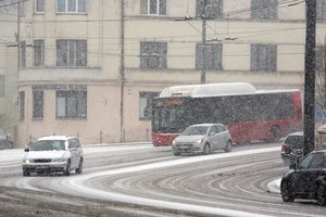 Kelininkai: daugelyje šalies rajonų eismo sąlygas sunkina snygis, pustymas ir plikledis