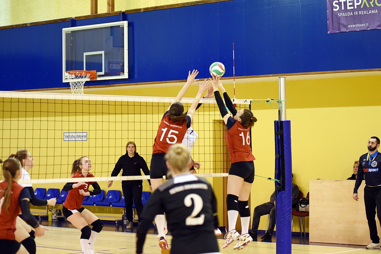 Tikras trileris vyko tarp Vilniaus universiteto (VU) ir Jonavos „Aušrinės-KKSC“ komandų.<br>Arvido Šimulio nuotr.