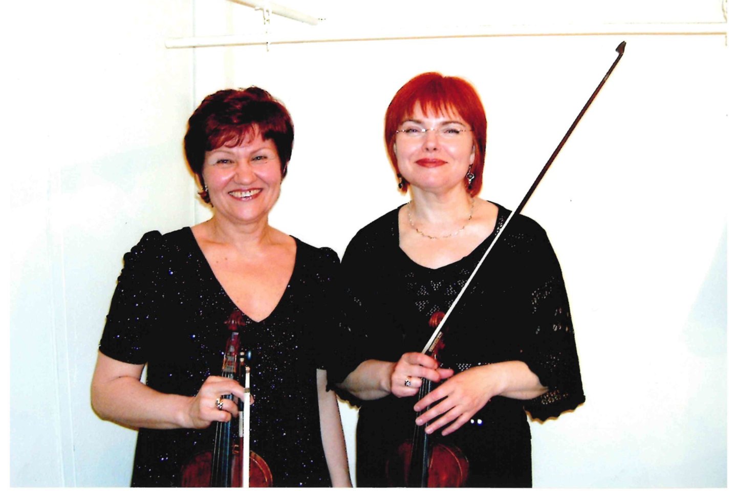 Angelė Litvaitytė su orkestro kolege, tris dešimtmečius II smuikų grupei vadovavusia Donata Dunovska.<br> Asmeninio archyvo nuotr.