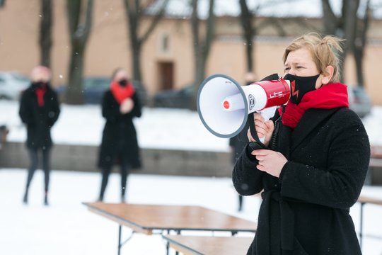  Prie Prezidentūros Vilniuje pirmadienį suskambėjo šokio grupės „Spokšok“ atliekama lietuviška protesto dainos „Bella ciao“ versija.<br> T.Bauro nuotr.
