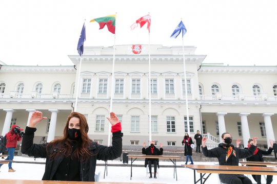  Prie Prezidentūros Vilniuje pirmadienį suskambėjo šokio grupės „Spokšok“ atliekama lietuviška protesto dainos „Bella ciao“ versija.<br> T.Bauro nuotr.