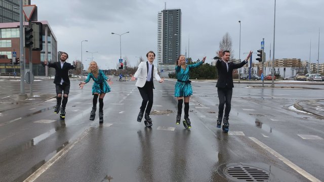 Sveikinimas moters dienos proga – nuotaikingas šokis Klaipėdos miesto perėjose