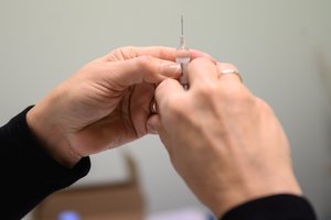 EK vadovė perspėja, kad Bendrija gali blokuoti vakcinų eksportą