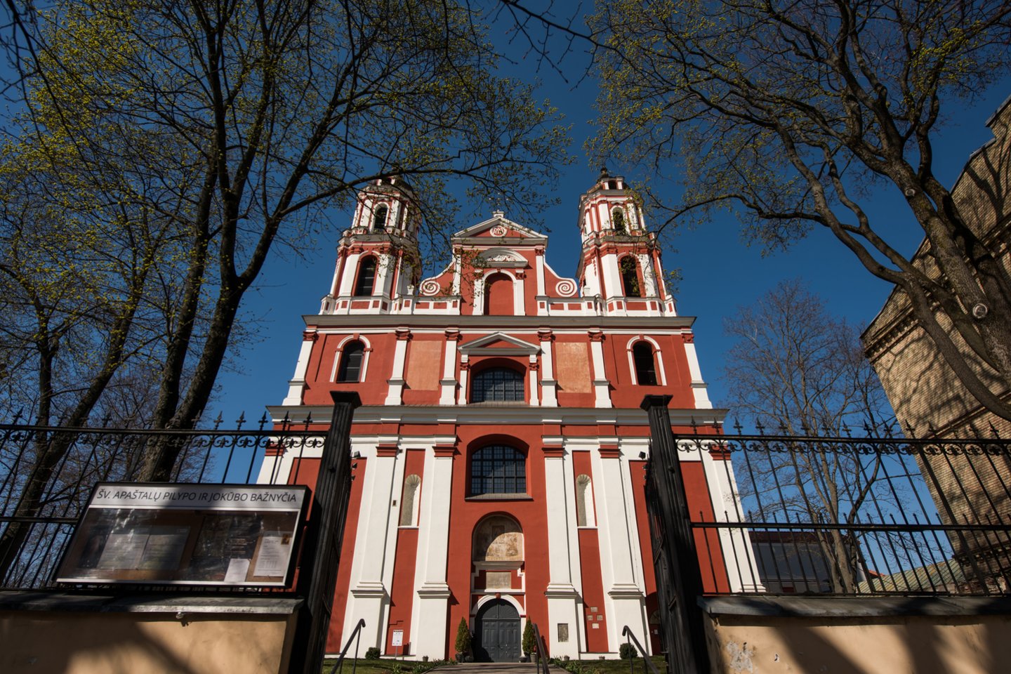 Vilniuje, šalia Lukiškių aikštės esanti Šv. apaštalų Jokūbo ir Pilypo bažnyčios, dominikonų vienuolyno ansamblio bei jau daugiau kaip du dešimtmečiai apleistos buvusios Šv. Jokūbo ligoninės teritorija ypatinga.<br>D.Umbraso nuotr.
