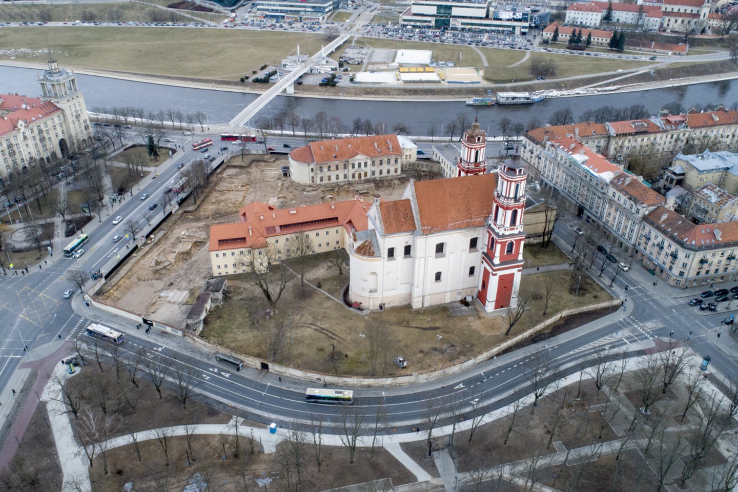 Vilniuje, šalia Lukiškių aikštės esanti Šv. apaštalų Jokūbo ir Pilypo bažnyčios, dominikonų vienuolyno ansamblio bei jau daugiau kaip du dešimtmečiai apleistos buvusios Šv. Jokūbo ligoninės teritorija ypatinga.<br>V.Ščiavinsko nuotr.