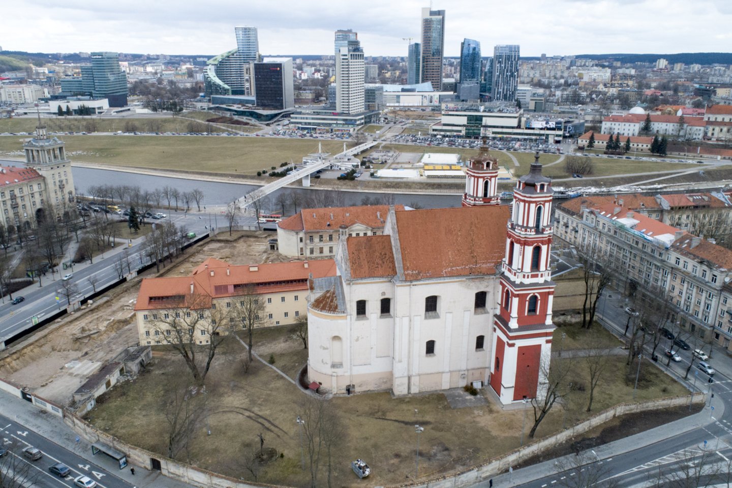 Vilniuje, šalia Lukiškių aikštės esanti Šv. apaštalų Jokūbo ir Pilypo bažnyčios, dominikonų vienuolyno ansamblio bei jau daugiau kaip du dešimtmečiai apleistos buvusios Šv. Jokūbo ligoninės teritorija ypatinga.<br>V.Ščiavinsko nuotr.