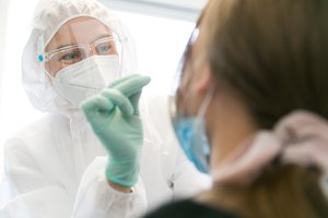 Privalomą tyrimą dėl koronaviruso Vyriausybė vėl svarstys trečiadienį