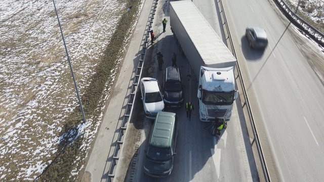 Vaizdai iš įvykio vietos: masinė avarija Vilniuje – susidūrė 4 transporto priemonės