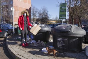 Vilnietis kariauja su savivaldybe: motiną nubaudė už dėžę prie perpildyto konteinerio 