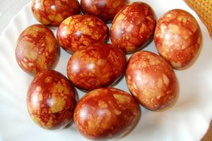 Ne kartą pasiteisinęs kiaušinių marginimo būdas: nedaug pastangų, o rezultatas – puikus