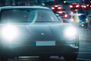 Vokietija pernai pralenkė JAV pagal naujų elektromobilių ir hibridų paklausą