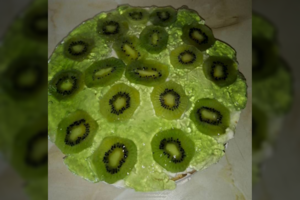 Jogurtinis tortas su persikais ir kiviais: pavasariškai žalia ir gaivu 