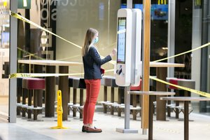 Karantinas vėl švelnės: Vyriausybė spręs dėl parduotuvių, mokyklų, kultūros įstaigų, judėjimo ribojimo klausimas – kitą savaitę