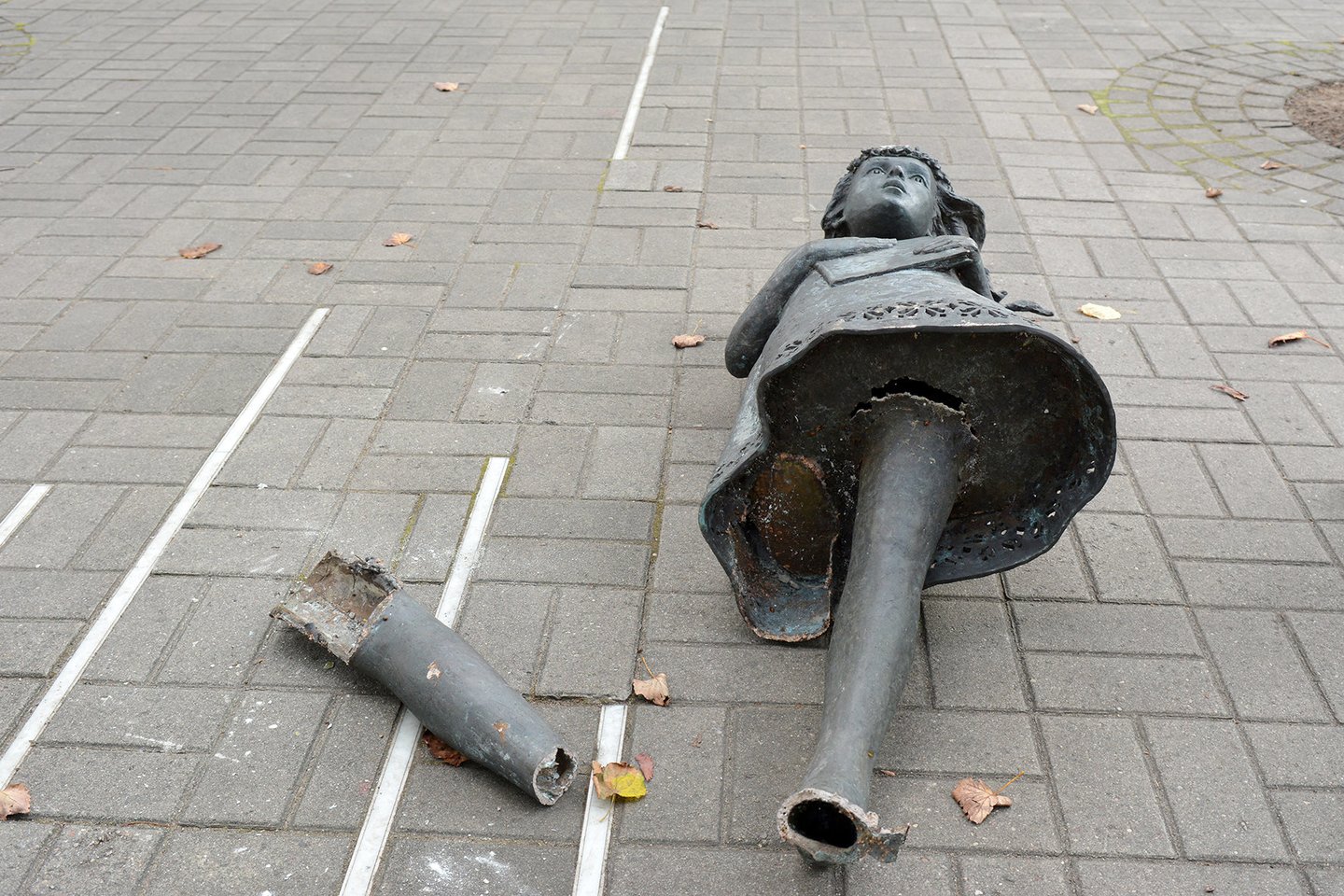 2020-ųjų rudens mugėje skulptūrą per neapdairumą sugadino nedidelio sunkvežimio vairuotojas.<br>D.Pavalkio nuotr. 
