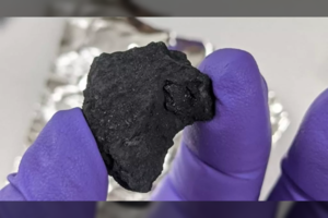 Mokslininkai džiaugiasi: kosminė retenybė nukrito tiesiai ant įvažiavimo į kiemą