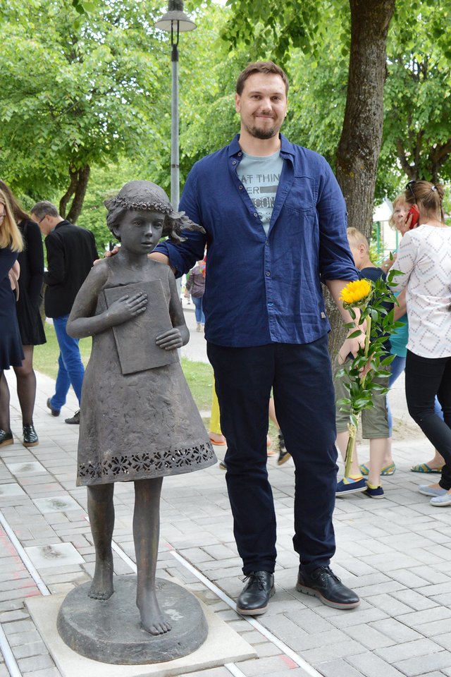 Šakiuose gyvenantis ir dirbantis skulptorius K.Dovydaitis zanavykės mergaitės skulptūrą miestui sukūrė be jokio atlygio.<br>D.Pavalkio nuotr. 