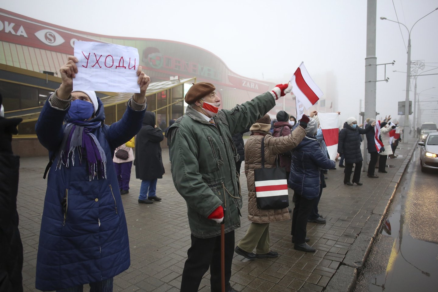 Baltarusių opozicija Minsko miesto vykdomajam komitetui pateikė paraišką dėl Laisvės dienos minėjimo surengiant eitynes ir mitingą.<br>AP/Scanpix nuotr.