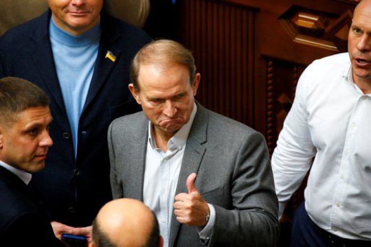 Ukraina, vykdydama tyrimą dėl „tėvynės išdavimo“, apklausė Kremliaus sąjungininką