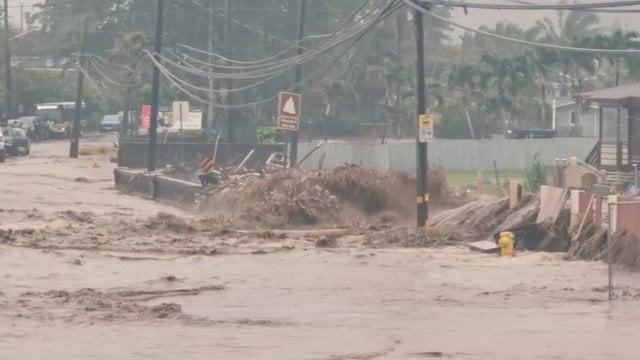 Havajuose įsisiautėję potvyniai ardo gyvenvietes – žmones ragina ieškoti aukštų paviršių