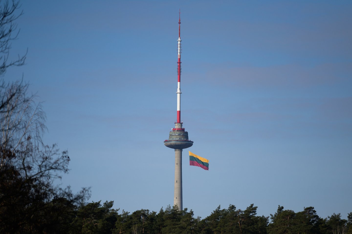  Ant televizijos bokšto iškelta gražuolė trispalvė.<br> V.Skaraičio nuotr.