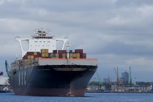 Pasaulinė milžinė įkliuvo į aferistų pinkles – vietoj milijoninio krovinio tegavo dažytų akmenų