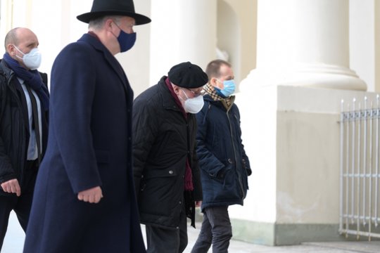  V.Landsbergis eina į šv. Mišias Vilniaus arkikatedroje bazilikoje.<br> V.Skaraičio nuotr.