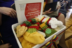 Gimdymo namai Kaune sulaukė šventinės dovanos – per 140 porų trispalvių kojinaičių