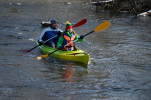 Linkėjimai Lietuvai – ekstremaliu būdu: šalto upės vandens nepabūgę vilniečiai leidosi į nuotykį