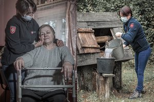 Atokiose trobelėse gyvenantys senoliai nenori iš jų kraustytis: baisiausia rasti negyvą