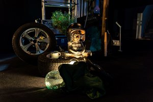 80-metį švenčiančio Juozo Miltinio dramos teatro aktoriai 80 valandų budės nuo saulėlydžio iki saulėtekio