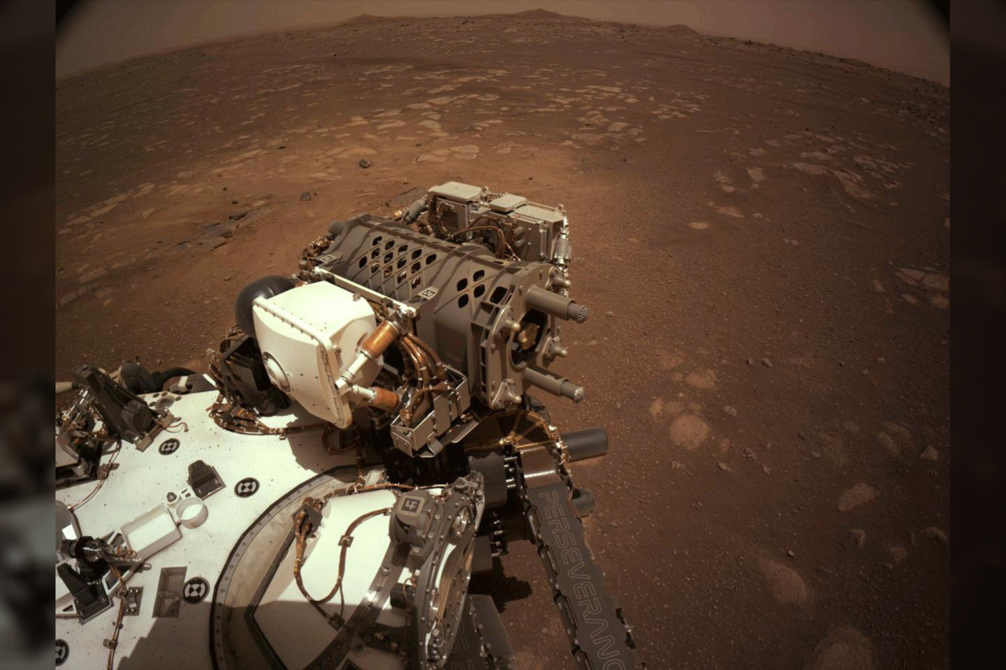  Marsaeigis „Perseverance“, naudodamasis prietaisų rinkiniu „SuperCam“, pradėjo Marse galimai egzistavusios gyvybės įrodymų paiešką.<br> NASA nuotr.