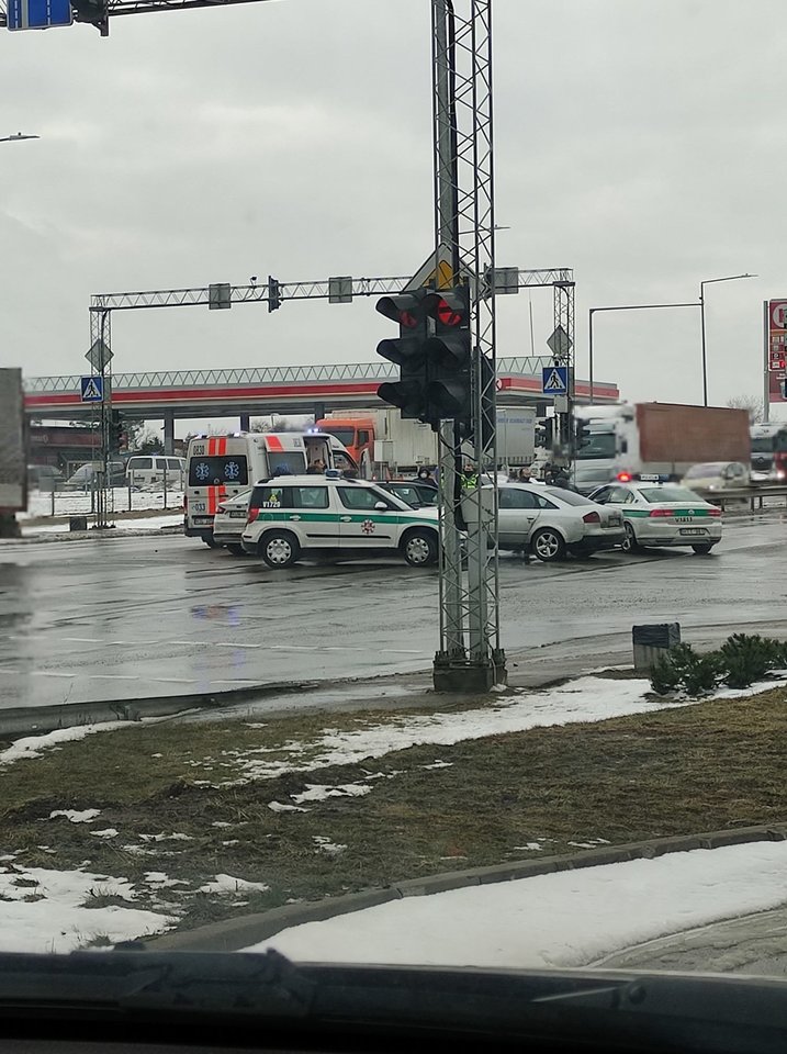 Vilniaus pakraštyje susidūrus 3 automobiliams nukentėjo dvi moterys ir vyras.<br> Facebook/Aušros R. nuotr.
