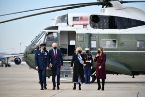 Benamis kelias valandas klaidžiojo po JAV karinę bazę, kur laikomas J. Bideno lėktuvas
