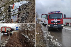 Kaune prie greitkelio automobilis nulėkė nuo kelio ir rėžėsi į medžius, sužeistas vairuotojas